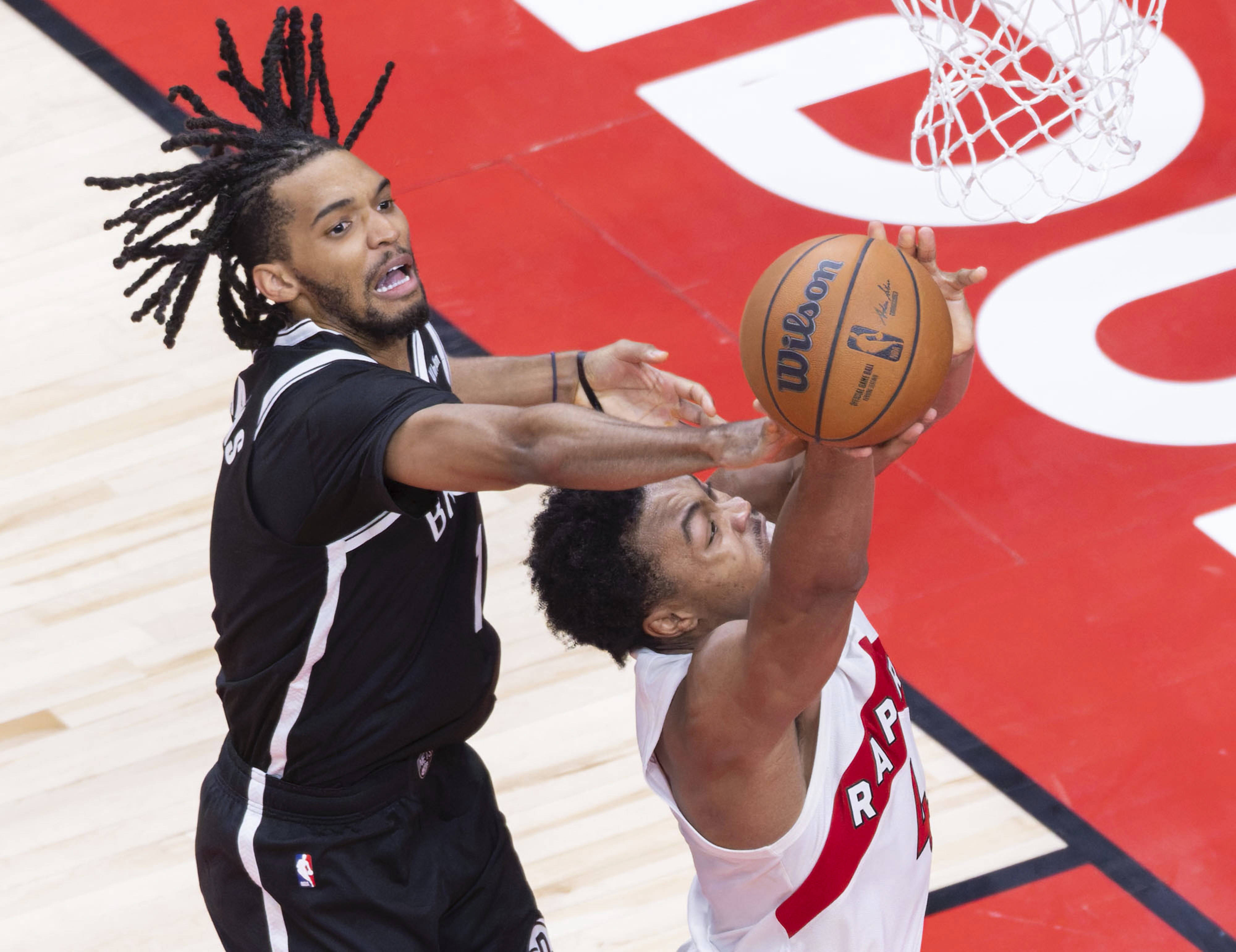 爱游戏官方网站-赛地聚焦——NBA总决赛关键时刻热度飙升，多伦多猛龙防线松动，信心回归，训练强度明显提升